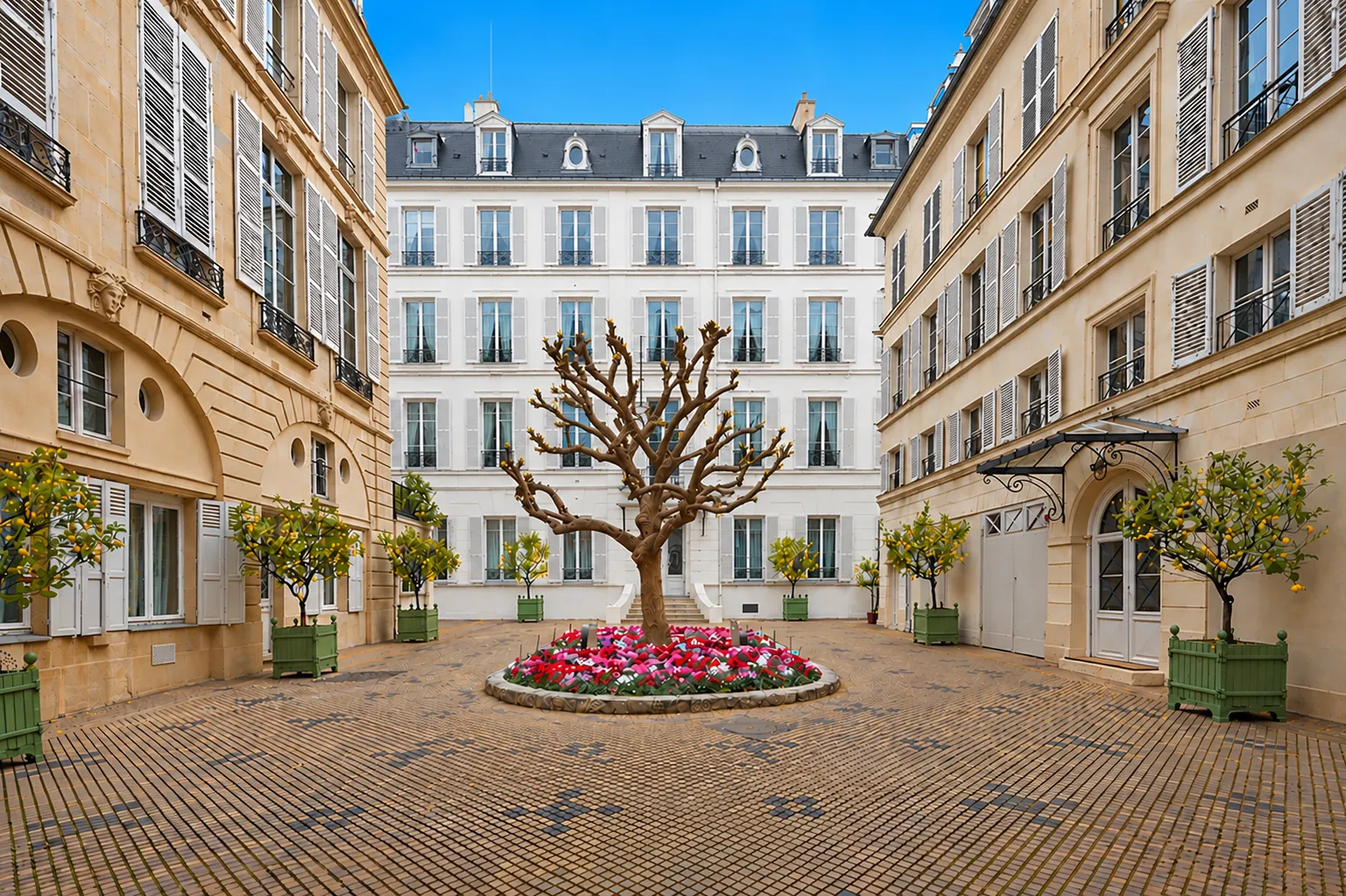 Cour pavée et fleurie d'un immeuble classé de la rue du Bac