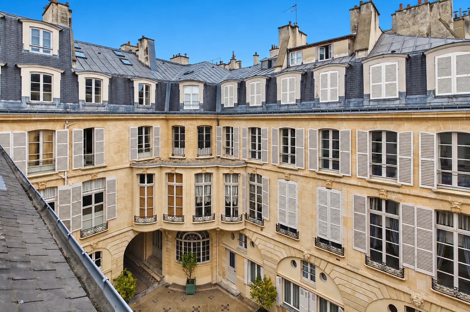 Cour d'un hôtel particulier vue depuis les toits en zinc